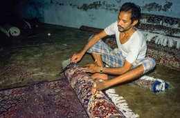 Agra;-Carpet;-Crafts;-Craftsman;-Craftsmanship;-Finishing;-Fringes;-Hand-knotted-carpet;-India;-Kaleidos;-Kaleidos-images;-La-parole-à-limage;-Rolled-carpets;-Seated;-Shears;-Stories-Pictures;-Tarek-Charara;-Trimming;-Uttar-Pradesh;-Workshop